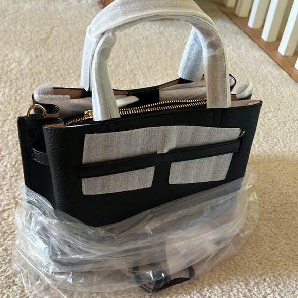 MICHAEL KORS CROSSBODY PURSES SUPER CUTE NEW AUTHENTIC 9x8 TWO TONE COLOR - Picture 2 of 10